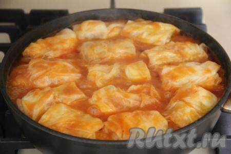 Готовые голубцы с гречкой и фаршем снять с огня и переложить на тарелку.