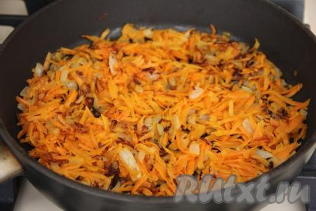 Выложить к обжаренному луку морковку, натёртую на крупной тёрке, перемешать и обжаривать овощи минут 7 (до мягкости моркови), не забывая их периодически помешивать, затем выключить огонь.