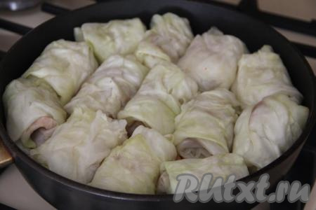 Поверх обжаренных овощей выложить голубцы. Я использовала большую сковороду диаметром 28 сантиметров.