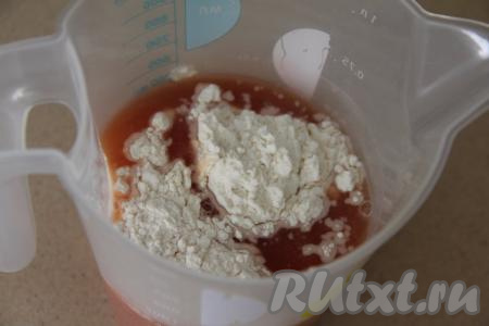 Для приготовления томатного соуса нужно в отдельной ёмкости соединить 500 миллилитров воды, томатную пасту и муку, посолить и перемешать соус до однородности.