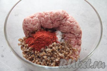 В начинке для голубцов используется варёная гречка, поэтому прежде всего нужно перебрать крупу, промыть водой, выложить в кипящую, слегка подсоленную воду (соотношение воды и гречки должно быть 2 к 1, то есть воды должно быть в 2 раза больше, чем крупы) и после повторного закипания воды варить на небольшом огне до готовности (в течение 20-25 минут). Дать готовой гречневой каше остыть. Можно взять и гречневую кашу, оставшуюся с обеда или ужина. Для приготовления голубцов понадобится примерно грамм 120-150 варёной гречки. В объёмной миске соединить мясной фарш, сваренную гречку, соль и специи (я использовала паприку). Тщательно вымесить фарш и начинка для голубцов готова.