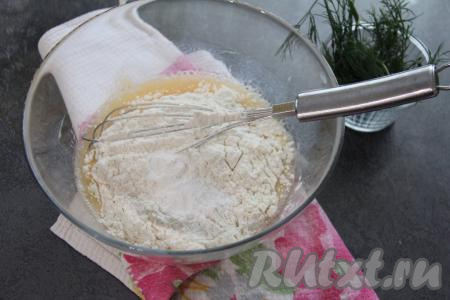 В получившуюся смесь из молока и яиц всыпать просеянную муку и разрыхлитель, тщательно перемешать венчиком.