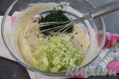 Для приготовления венских вафель я использовала молодой кабачок с тонкой кожурой и мелкими семечками, поэтому кожуру и семечки не удаляла. Если у кабачка жёсткая кожура и крупные семечки, тогда нужно будет их удалить. Кабачок натереть на мелкой тёрке. Отжать с кабачка лишний сок. В тесто добавить кабачковую мякоть и мелко нарезанную зелень.