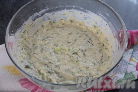Перемешать кабачковое тесто венчиком.