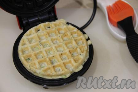 Выпекать кабачковую венскую вафлю до золотистого цвета. Размер вафельниц у всех разный, поэтому и время выпечки будет разным. Я открываю вафельницу и смотрю по цвету вафель, если они стали золотистыми, значит готовы. Переложить готовую вафлю на тарелку. Постепенно пожарить все вафли, не забывая перед выкладыванием очередной порции теста смазывать створки вафельницы растительным маслом. У меня вафельница диаметром 10 сантиметров, из указанного количества ингредиентов получается 12-13 кабачковых вафель.