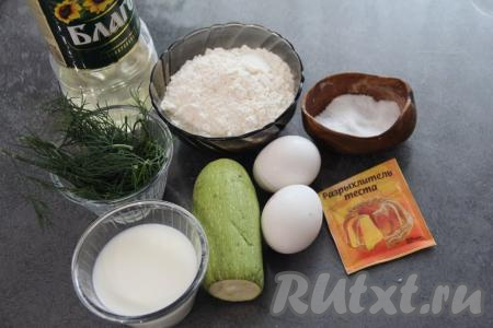 Подготовить продукты для приготовления в электровафельнице венских вафель из кабачков. Укроп (или другую свежую зелень) промыть водой, дать немного обсохнуть. 