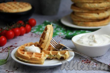 Вкусные, нежные венские вафли, приготовленные из кабачков в электровафельнице, подать к столу в горячем или холодном виде, дополнив сметаной или любимым соусом.