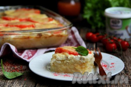 Вкусную, нежную, сытную картофельную запеканку, приготовленную с рыбой и сыром, достать из духовке, нарезать на порционные кусочки, разложить по тарелкам и в горячем виде подать к столу.