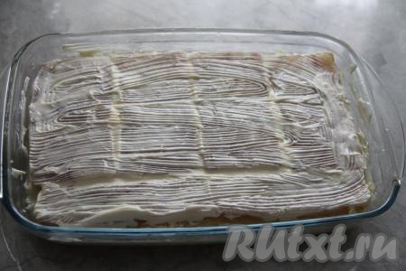 Смазать филе рыбы майонезом.