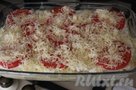 Поставить картофельную запеканку с рыбой в разогретую духовку и готовить 25 минут при температуре 200 градусов. Затем достать запеканку, посыпать натёртым сыром и вернуть запеканку в духовку на 10 минут.