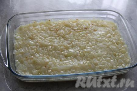 Поверх картошки выложить жареный лук.