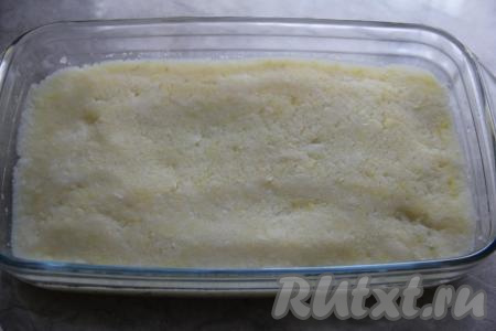 В жаропрочную форму (я взяла форму размером 20 сантиметров на 33 сантиметра) выложить картофельное пюре, разровнять.