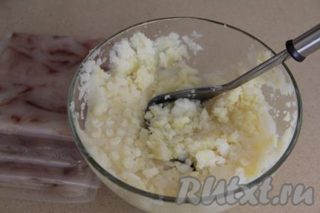 Размять картошку до получения однородного пюре.