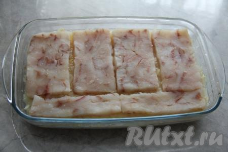 Затем выложить рыбное филе, посолить по вкусу.
