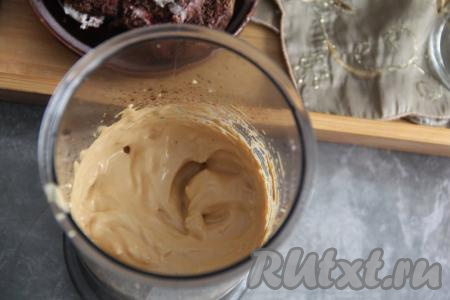 Взбить кофейную массу венчиком или миксером в течение 5 минут. Масса станет воздушной, однородной и будет хорошо держать форму, напоминая мусс.