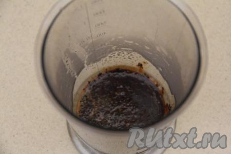 В высоком стакане (или в чаше погружного блендера) соединить растворимый кофе, сахар и горячую воду.