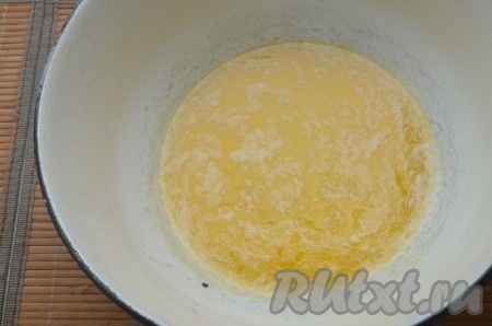 Вначале замесим тесто, для этого прежде всего нужно сливочное масло растопить (я растопила в микроволновке), остудить и перелить в миску, в которой будете замешивать тесто.