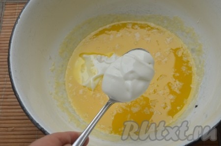 К остывшему сливочному маслу добавить сметану, перемешать.