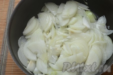 Для приготовления начинки для этого песочного пирога нужно очистить репчатый лук, нарезать полукольцами, обжарить на растительном масле до золотистого цвета на среднем огне, не забывая помешивать время от времени, посолить и поперчить по вкусу. Снять с огня и дать остыть.