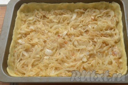 Обжаренный остывший лук равномерно разложить поверх теста.
