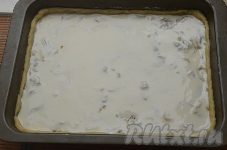 Сверху вылить смесь сметаны и яиц.
