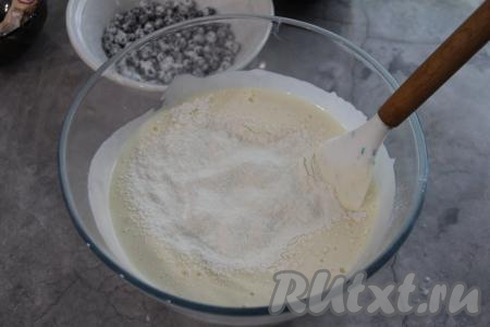 Всыпать разрыхлитель и часть просеянной муки, очень хорошо перемешать лопаткой.