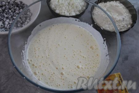 Взбить миксером яйца с сахаром в течение 5-6 минут на максимальной скорости миксера (масса должна стать светлой и пышной).