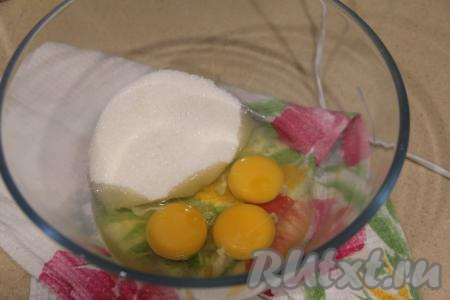 В миске соединить яйца и сахар.&nbsp;