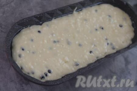 Выложить тесто в форму для выпечки (я выпекала в литой продолговатой форме размером 32 сантиметра на 14 сантиметров, можно выпекать и в круглой форме диаметром 24-26 сантиметров). У меня литая форма, поэтому я её перед выкладыванием теста маслом не смазывала. Если вы выпекаете не в литой и не в силиконовой форме, тогда перед выкладыванием теста смажьте её маслом.