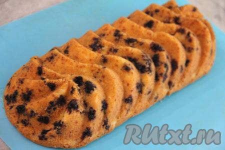 Выпекать творожный кекс с черникой в разогретой духовке минут 40-45 при температуре 180 градусов. Для того чтобы проверить готовность, проколите тесто сухой зубочисткой, если зубочистка после прокалывания кекса останется абсолютно сухой, значит сразу доставайте выпечку из духовки.