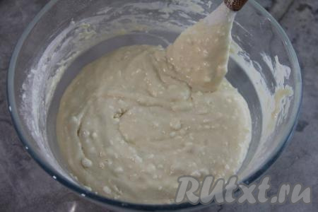 Частями добавляя в тесто для кекса оставшуюся муку и тщательно вмешивая её, замесить однородное, в меру густое тесто, напоминающее сметану средней жирности.