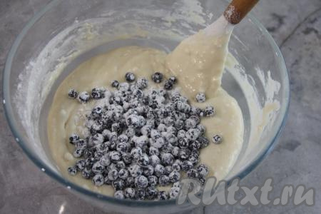 В небольшой ёмкости свежую (или замороженную) чернику соединить с крахмалом, аккуратно перемешать и выложить в тесто, перемешать лопаткой.