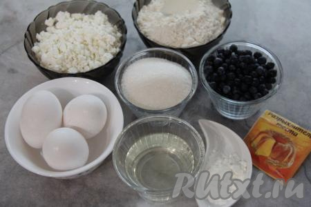 Подготовить продукты для приготовления творожного кекса с черникой. Если черника свежая, тогда переберите её, убирая листья. Затем промойте ягоды водой, переложите в дуршлаг и оставьте на несколько минут, чтобы стекла лишняя вода и ягодки немного обсохли. Замороженную чернику, если на ней немного льда, можно не размораживать.