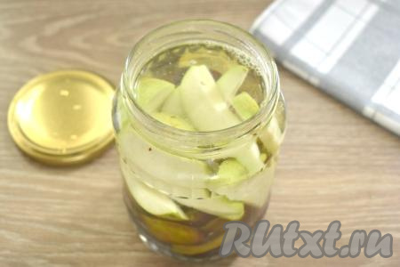 Банку с фруктами до самого верха заполняем кипятком, накрываем подготовленной крышкой и оставляем на 15 минут.