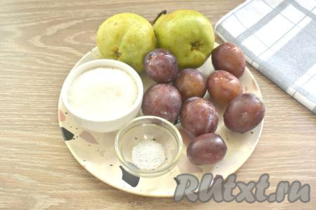 Подготовим продукты для приготовления компота из груш и слив на зиму. Банку объёмом 1 литр стерилизуем (я простерилизовала над паром), а крышку к ней кипятим в течение 3-4 минут с момента закипания воды.