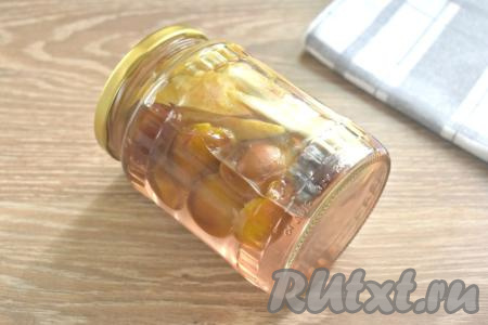 Вливаем горячий сироп в банку с грушами и сливами, сразу закручиваем (или закатываем) банку крышкой. Банку с компотом ставим вверх дном, укрываем её пледом (или  тёплым полотенцем, или одеялом) и оставляем до полного остывания (обычно на это уходят сутки), а затем можно убирать на хранение. Такой компот можно хранить в условиях квартиры.&nbsp;