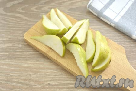 Нарезаем вымытые груши на небольшие ломтики, удаляя семенную коробку.