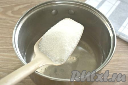 В воду, которую мы слили из банки, всыпаем сахар, перемешиваем, ставим на огонь, после закипания провариваем сироп на небольшом огне минуты 2-3.
