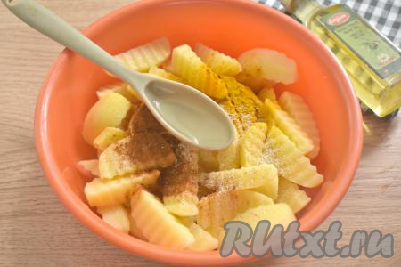 К картошке со специями вливаем оливковое (или подсолнечное) масло. 