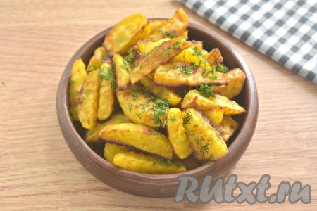 Достаём готовый запечённый картофель из духовки, выкладываем на тарелку, посыпаем мелко нарезанной свежей зеленью (у меня - укроп) и в горячем виде подаём к столу.