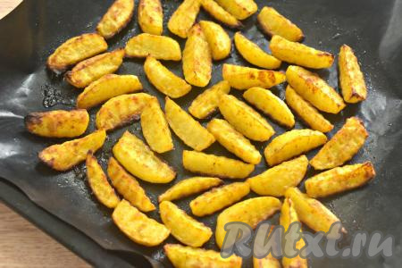 Запекаем картофель по-деревенски с паприкой 35-40 минут. Готовность проверьте, проколов картошку ножом, картофель должен быть мягким внутри, а сверху он будет покрыт румяной корочкой.