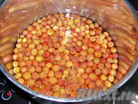 Повторяем варку ещё 2-3 раза, каждый раз добавляя в кастрюлю с вареньем часть сахара, доводя на медленном огне до кипения, проваривая 5 минут и снимая пену. После каждой варки оставляем варенье из райских яблок с хвостиками настаиваться 5-6 часов.