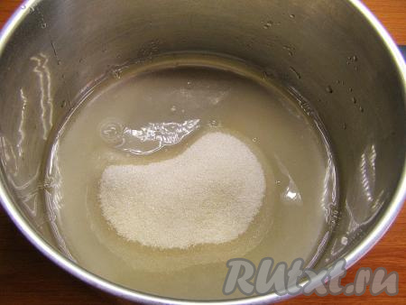 В глубокой кастрюле, в которой будет готовиться варенье, смешиваем 700 миллилитров воды и 700 грамм сахара, ставим на огонь, после закипания варим сироп на небольшом огне 2-3 минуты, постоянно помешивая (до растворения сахара), убираем с огня.