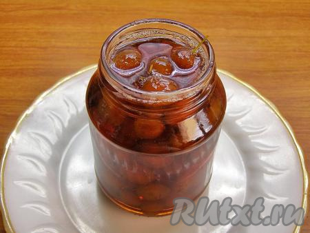 Раскладываем горячее варенье из райских яблочек по заранее простерилизованным баночкам (у меня - 6 баночек по 250 миллилитров) и закручиваем их крышками, которые нужно предварительно прокипятить в течение 4-5 минут.