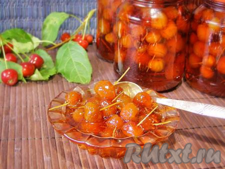 Ароматное, вкусное, прозрачное и очень красивое варенье из райских яблок с хвостиками украсит зимнее чаепитие. Яблочки в процессе варки остаются целыми, поэтому они станут удачным украшением для выпечки и десертов, а сироп -&nbsp; отличной пропиткой для бисквитов.