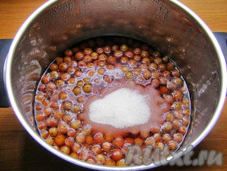 Через 5 часов добавляем в кастрюлю с яблоками часть сахара (примерно 150-200 грамм), перемешиваем и снова ставим на огонь. На медленном огне доводим варенье до кипения, варим 5-7 минут, убирая пену, затем снимаем с огня, накрываем крышкой и снова оставляем на 5-6 часов.