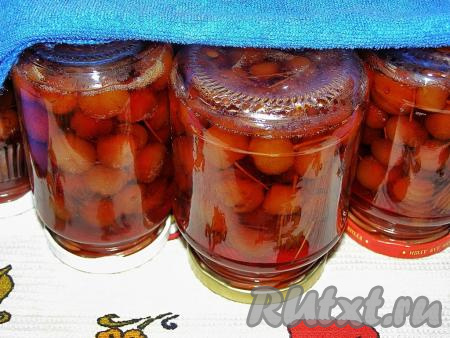 Ставим банки с вареньем вверх дном, укрываем в тёплое полотенце (или одеяло) и оставляем в таком виде остывать (примерно на сутки), а затем можно переставлять на хранение в тёмное место. Такое варенье можно хранить при комнатной температуре.