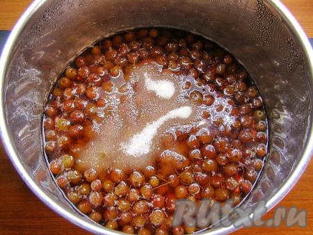 Перед последней варкой добавляем в кастрюлю оставшийся сахар, щепотку ванилина и лимонную кислоту, перемешиваем. Если яблоки кислые, тогда лимонную кислоту можно не добавлять. Снова доводим варенье до кипения на медленном огне и готовим 5 минут, аккуратно перемешивая и удаляя пену.