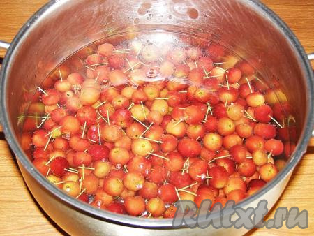 Заливаем яблоки кипятком, оставляем минут на 5, затем сливаем горячую воду и заливаем яблоки холодной водой.