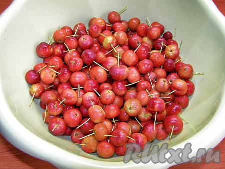 Яблочки хорошо моем, веточки немного подрезаем и, с помощью зубочистки, делаем в каждом яблоке несколько проколов. Это нужно для того, чтобы кожица во время варки не лопнула.